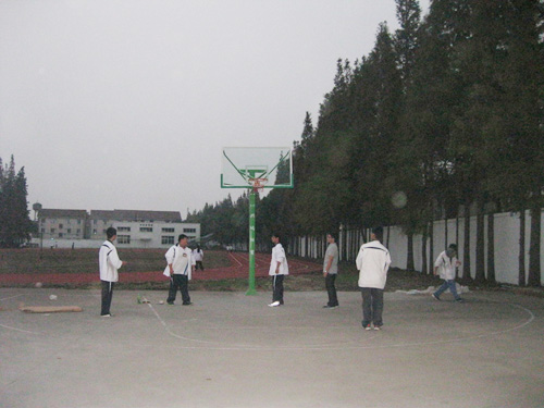 與吳江汾湖經(jīng)濟(jì)開(kāi)發(fā)區(qū)成人教育中心校合作固定式籃球架.jpg